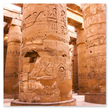 Säulenhalle im Karnak-Tempel bei Sonnenlicht